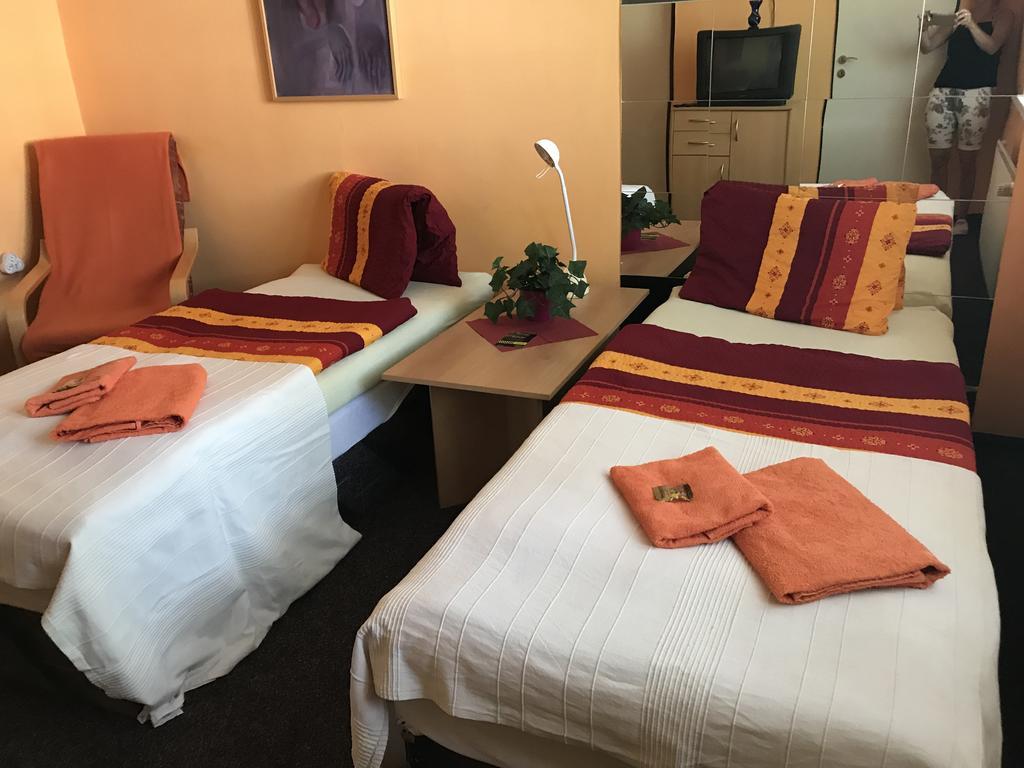 Hotel Bohemia Jicin Bagian luar foto