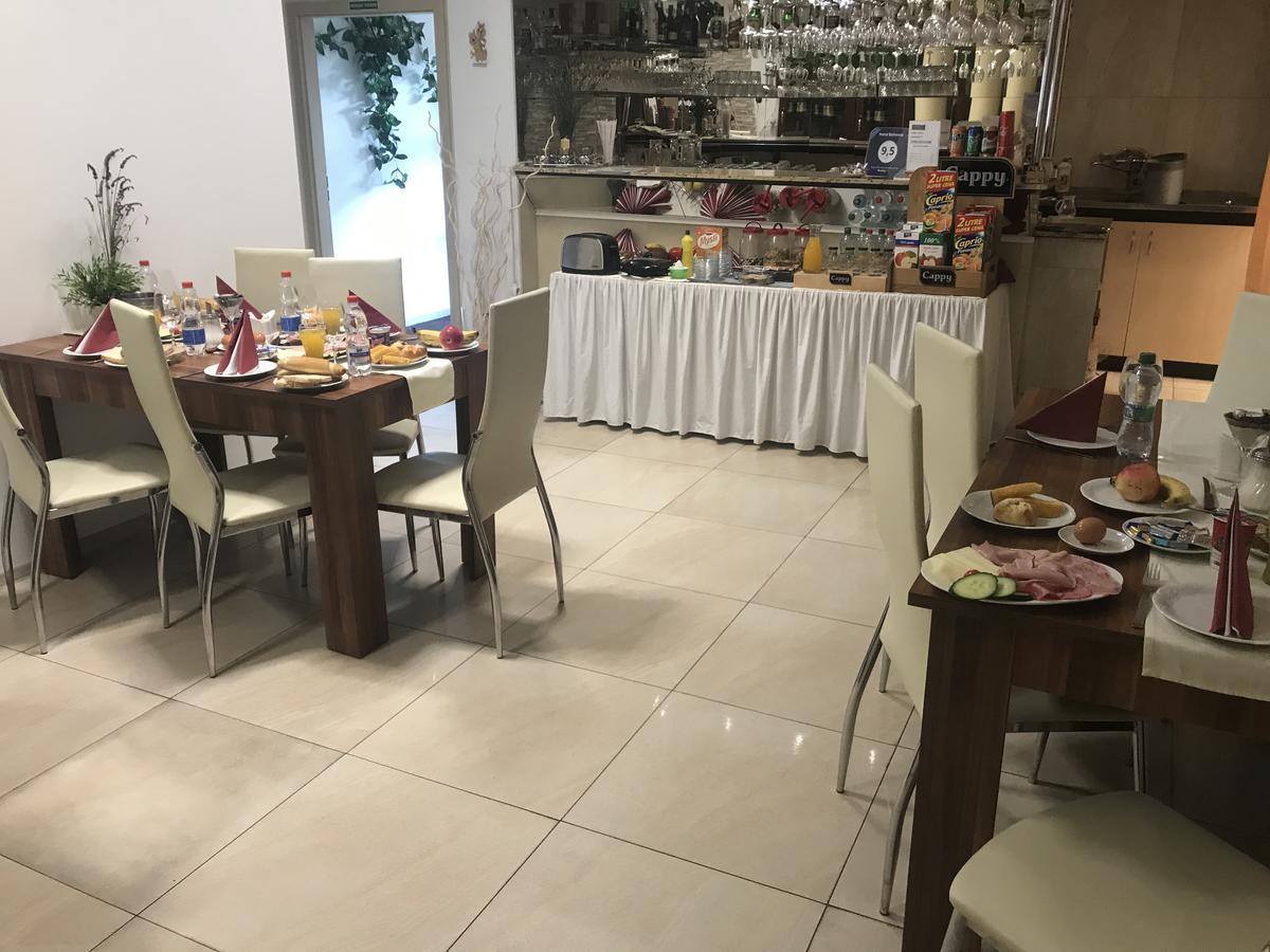 Hotel Bohemia Jicin Bagian luar foto